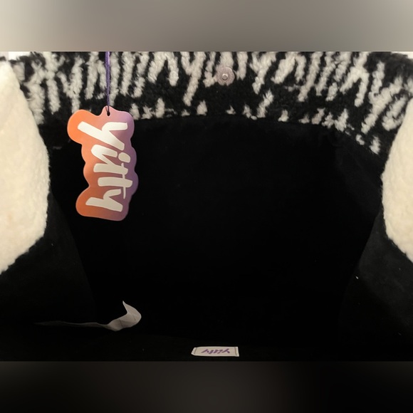 Yitty Major Label Plush Tote - Picture 3 of 4